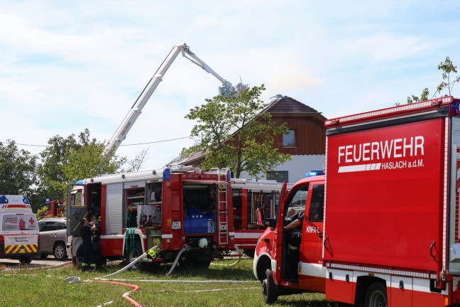 	Elf Feuerwehren bei Dachstuhlbrand auf einem Bauernhof in St. Martin im Mühlkreis im Einsatz