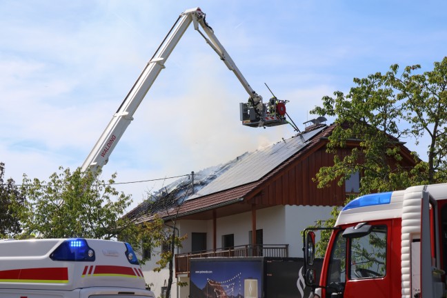 	Elf Feuerwehren bei Dachstuhlbrand auf einem Bauernhof in St. Martin im Mühlkreis im Einsatz