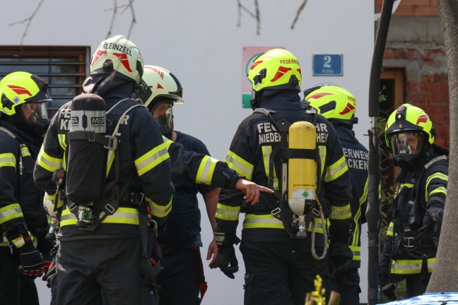 	Elf Feuerwehren bei Dachstuhlbrand auf einem Bauernhof in St. Martin im Mühlkreis im Einsatz