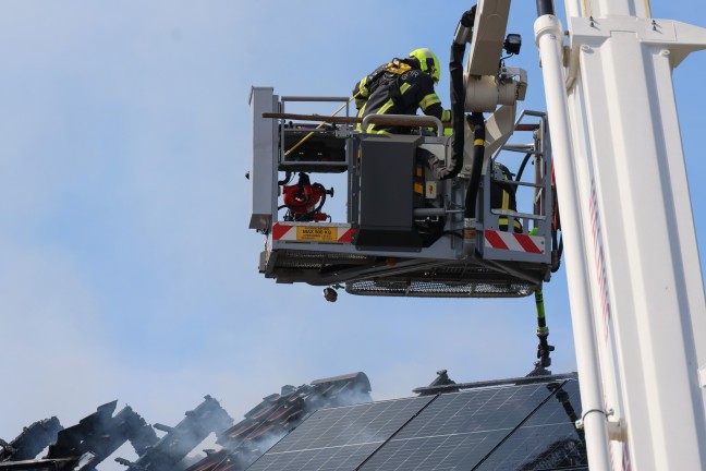 	Elf Feuerwehren bei Dachstuhlbrand auf einem Bauernhof in St. Martin im Mühlkreis im Einsatz