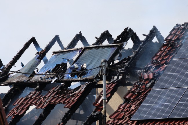 	Elf Feuerwehren bei Dachstuhlbrand auf einem Bauernhof in St. Martin im Mühlkreis im Einsatz