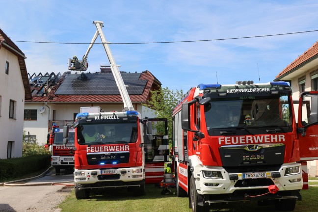 	Elf Feuerwehren bei Dachstuhlbrand auf einem Bauernhof in St. Martin im Mühlkreis im Einsatz