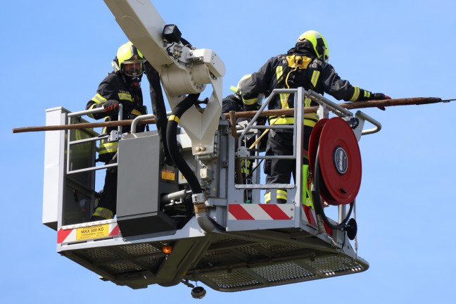 	Elf Feuerwehren bei Dachstuhlbrand auf einem Bauernhof in St. Martin im Mühlkreis im Einsatz