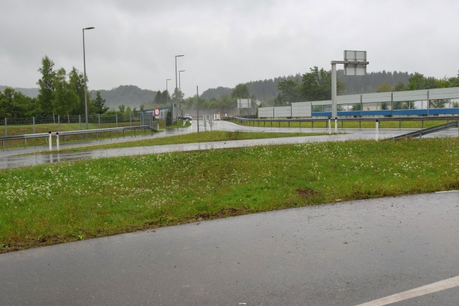 	Autolenkerin (59) bei Unfall auf Westautobahn in Straß im Attergau tödlich verunglückt