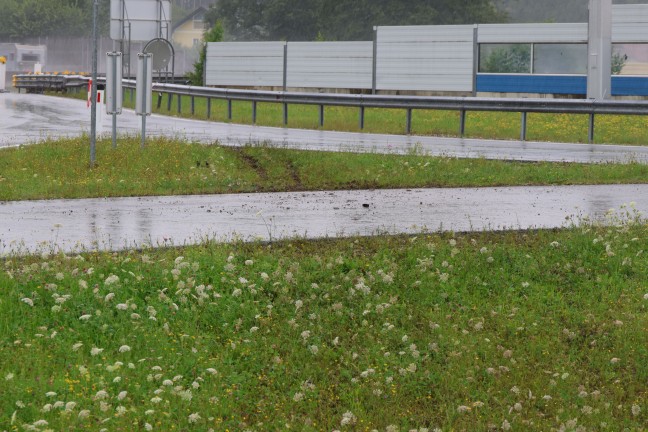 	Autolenkerin (59) bei Unfall auf Westautobahn in Straß im Attergau tödlich verunglückt