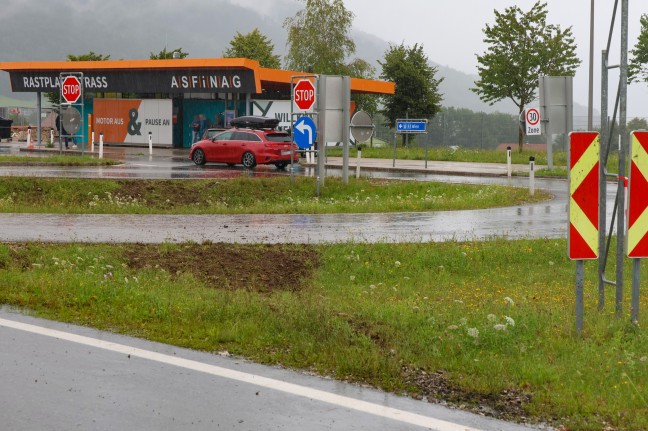 	Autolenkerin (59) bei Unfall auf Westautobahn in Straß im Attergau tödlich verunglückt