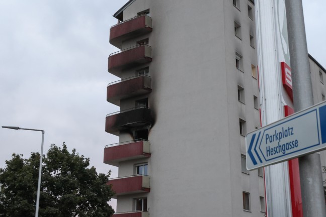 	Großeinsatz: Wohnungsbrand in einem Mehrparteienwohnhaus in Vöcklabruck fordert zehn Verletzte