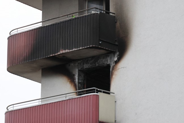 	Großeinsatz: Wohnungsbrand in einem Mehrparteienwohnhaus in Vöcklabruck fordert zehn Verletzte