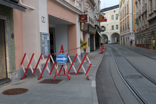 	Straßensperre und Sicherungseinsatz nachdem Fassadenteile auf Straße in Gmunden abgestürzt sind