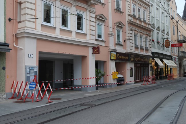 	Straßensperre und Sicherungseinsatz nachdem Fassadenteile auf Straße in Gmunden abgestürzt sind