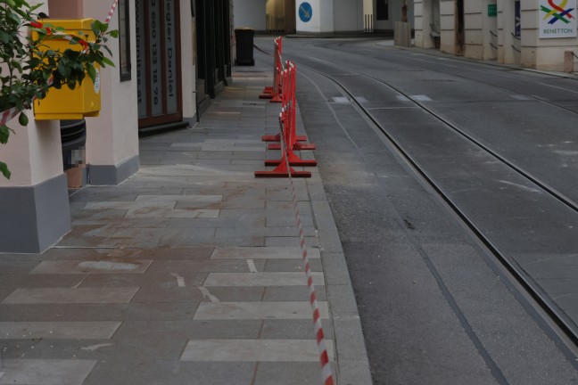 	Straßensperre und Sicherungseinsatz nachdem Fassadenteile auf Straße in Gmunden abgestürzt sind