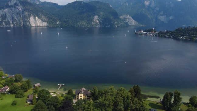 	Tödlicher Badeunfall: Leblose Person bei Traunkirchen aus dem Traunsee geborgen