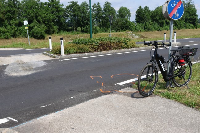 	Schwerer Verkehrsunfall zwischen E-Bike und Auto in einem Kreisverkehr in Weißkirchen an der Traun