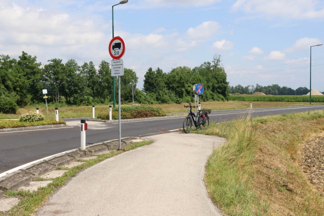 	Schwerer Verkehrsunfall zwischen E-Bike und Auto in einem Kreisverkehr in Weißkirchen an der Traun