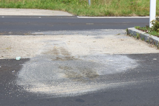 	Schwerer Verkehrsunfall zwischen E-Bike und Auto in einem Kreisverkehr in Weißkirchen an der Traun