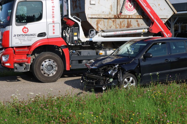 	Auffahrunfall auf Gmundener Straße in Laakirchen fordert eine verletzte Person