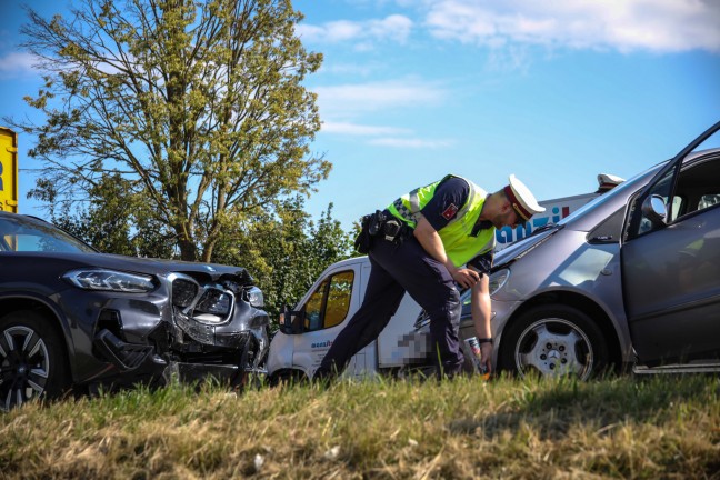 	Auffahrunfall im dichten Abendverkehr auf Wiener Straße bei Marchtrenk fordert eine verletzte Person