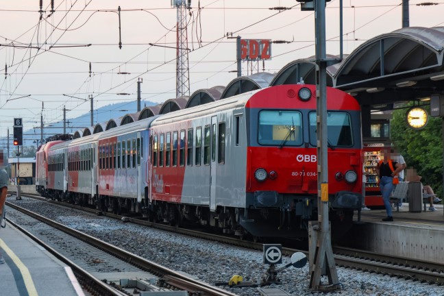 	Einsatz nach Brand an einer Regionalzuggarnitur in einem Bahnhof in Traun