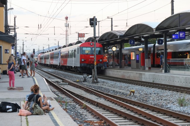 	Einsatz nach Brand an einer Regionalzuggarnitur in einem Bahnhof in Traun