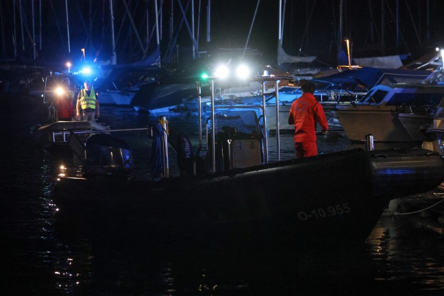 	Schörfling am Attersee: Nächtliche Suchaktion im Hafenbereich des Attersees nach abgängiger Person