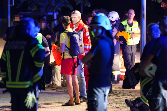 	Schörfling am Attersee: Nächtliche Suchaktion im Hafenbereich des Attersees nach abgängiger Person