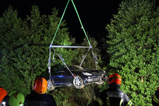 	Cabrio in einem Kreisverkehr an der Scharnsteiner Straße bei Gschwandt verunfallt