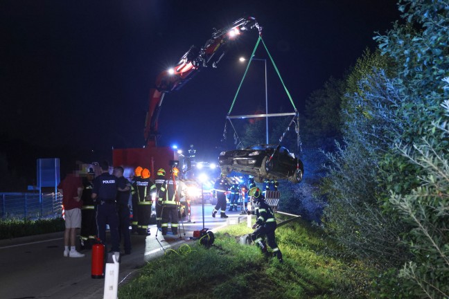 	Cabrio in einem Kreisverkehr an der Scharnsteiner Straße bei Gschwandt verunfallt