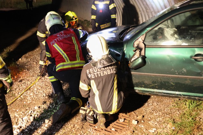 	Auto landete bei Verkehrsunfall in Pettenbach in Fußgängerunterführung