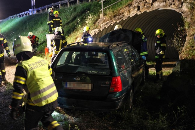 	Auto landete bei Verkehrsunfall in Pettenbach in Fußgängerunterführung