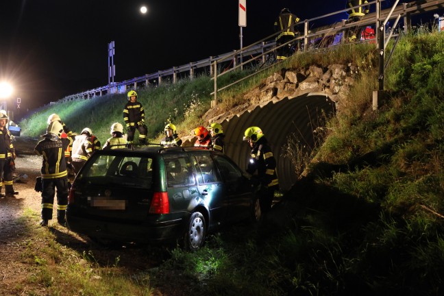 	Auto landete bei Verkehrsunfall in Pettenbach in Fußgängerunterführung