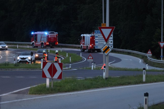 	Verkehrsunfall in einem Kreisverkehr der Scharnsteiner Straße bei Gschwandt fordert zwei Verletzte