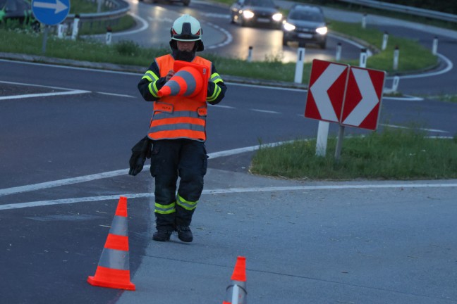 	Verkehrsunfall in einem Kreisverkehr der Scharnsteiner Straße bei Gschwandt fordert zwei Verletzte