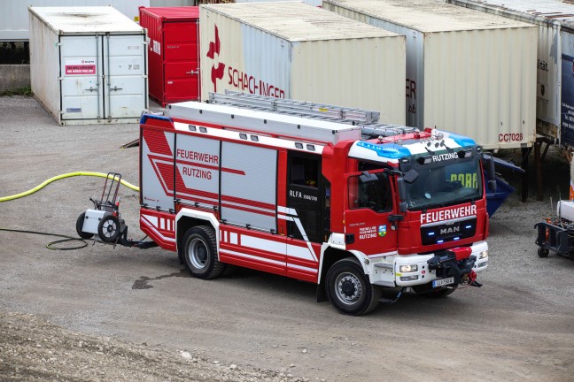 	Drei Feuerwehren bei Containerbrand bei Logistikunternehmen in Hörsching im Einsatz