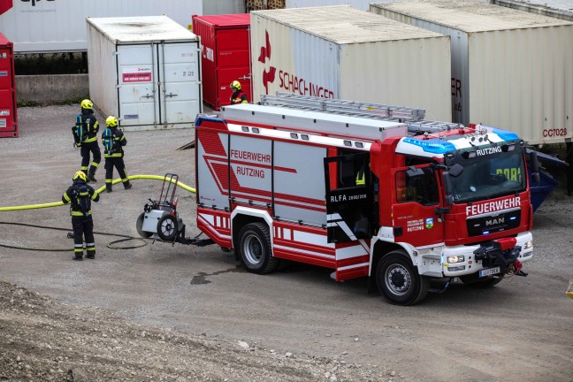 	Drei Feuerwehren bei Containerbrand bei Logistikunternehmen in Hörsching im Einsatz