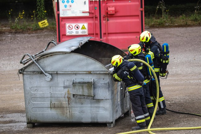 	Drei Feuerwehren bei Containerbrand bei Logistikunternehmen in Hörsching im Einsatz