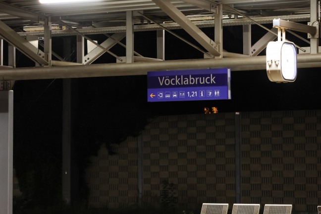 	Vöcklabruck: Mann im Bahnhofsbereich von durchfahrendem Zug überrollt und schwerst verletzt