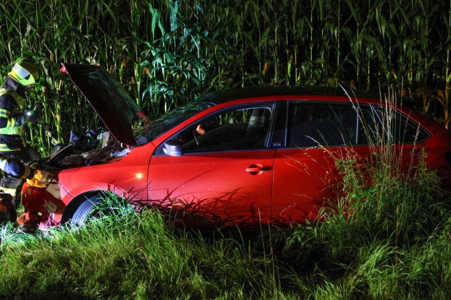 	Telefonleitungsmast gefällt: Auto in Neukirchen bei Lambach von Straße abgekommen