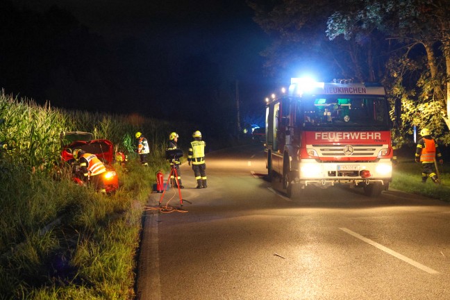 	Telefonleitungsmast gefällt: Auto in Neukirchen bei Lambach von Straße abgekommen