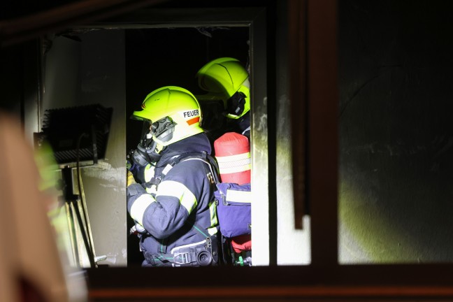 	Zimmerbrand in einem Mehrparteienwohngebäude in Pasching fordert eine verletzte Person