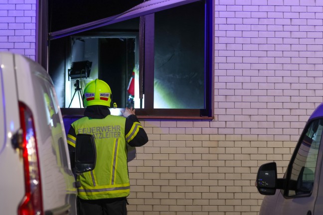 	Zimmerbrand in einem Mehrparteienwohngebäude in Pasching fordert eine verletzte Person