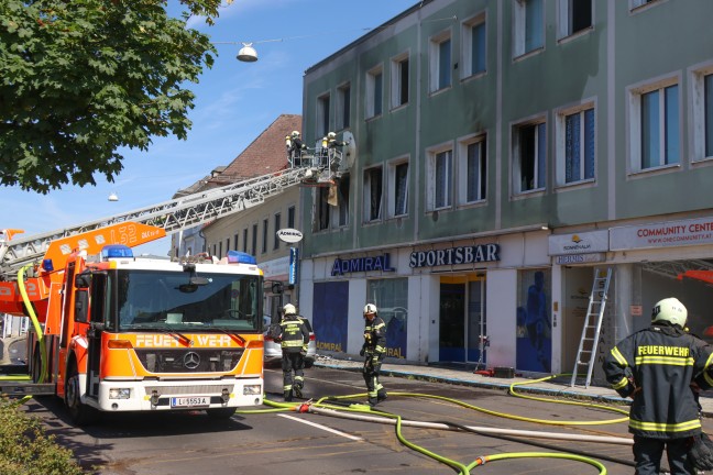 	Großeinsatz: Fünf Verletzte bei Etagenbrand in einem Wohn- und Geschäftsgebäude in Linz-Ebelsberg