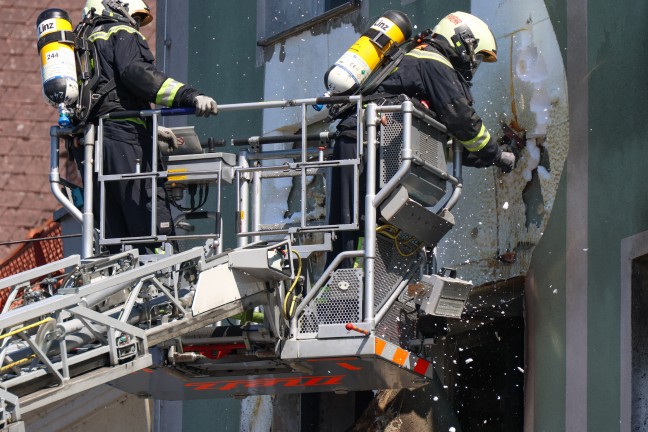 	Großeinsatz: Fünf Verletzte bei Etagenbrand in einem Wohn- und Geschäftsgebäude in Linz-Ebelsberg