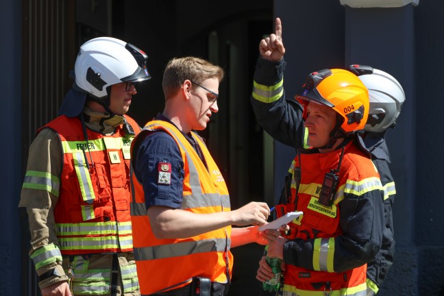 	Großeinsatz: Fünf Verletzte bei Etagenbrand in einem Wohn- und Geschäftsgebäude in Linz-Ebelsberg