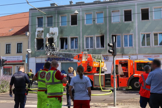 	Großeinsatz: Fünf Verletzte bei Etagenbrand in einem Wohn- und Geschäftsgebäude in Linz-Ebelsberg