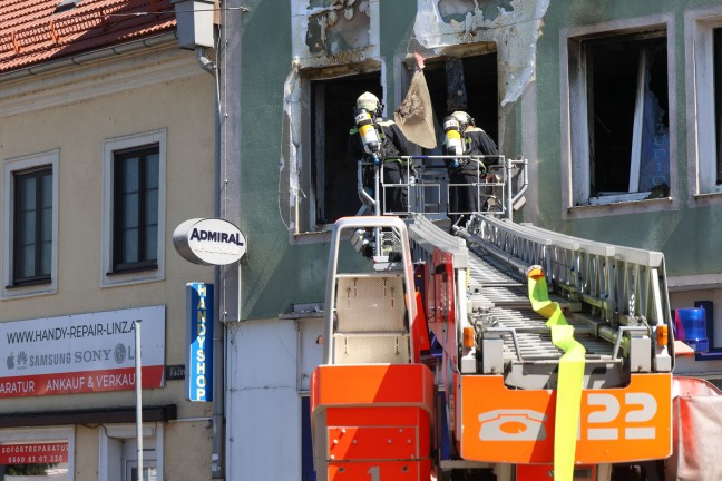 	Großeinsatz: Fünf Verletzte bei Etagenbrand in einem Wohn- und Geschäftsgebäude in Linz-Ebelsberg