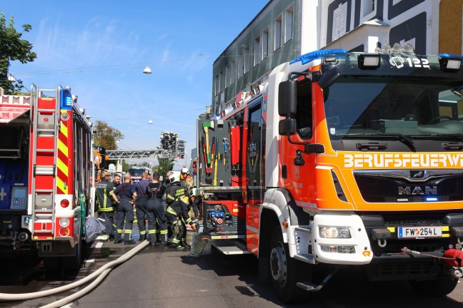 	Großeinsatz: Fünf Verletzte bei Etagenbrand in einem Wohn- und Geschäftsgebäude in Linz-Ebelsberg