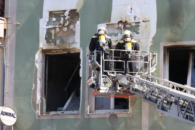 	Großeinsatz: Fünf Verletzte bei Etagenbrand in einem Wohn- und Geschäftsgebäude in Linz-Ebelsberg