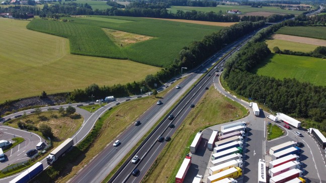 	Crash zwischen LKW und PKW auf Innkreisautobahn bei Utzenaich endet glimpflich