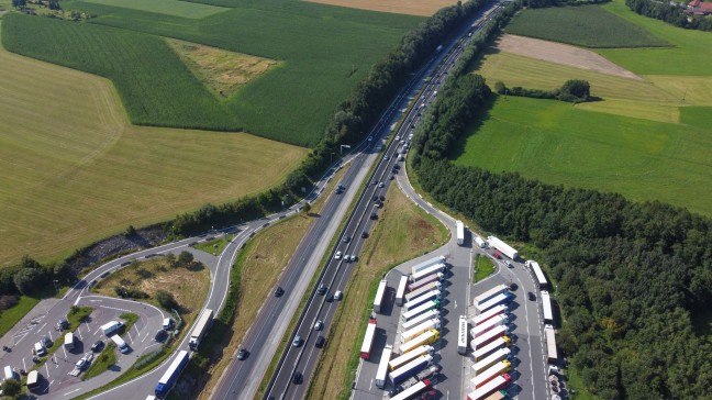 	Crash zwischen LKW und PKW auf Innkreisautobahn bei Utzenaich endet glimpflich