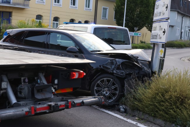 	Flüchtender crasht mit geraubtem Porsche bei Verfolgungsjagd in Thalheim bei Wels gegen Lichtmast